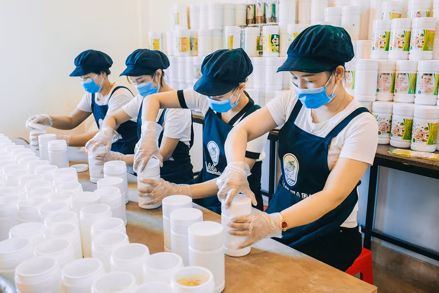 Đóng hộp sản phẩm ngũ cốc dinh dưỡng tại huyện Nghi Lộc (Nghệ An).