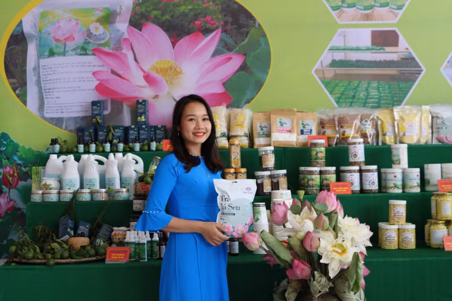 Gian hàng trưng bày sản phẩm của HTX Nông nghiệp Sen Quê Bác.