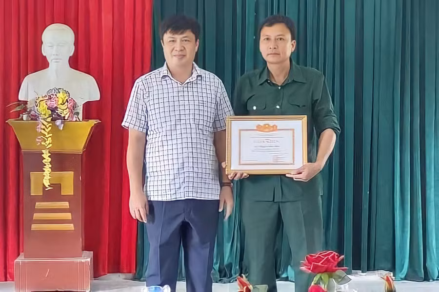 Lãnh đạo UBND huyện Thanh Chương trao tặng Giấy khen ông Nguyễn Hữu Hiền.