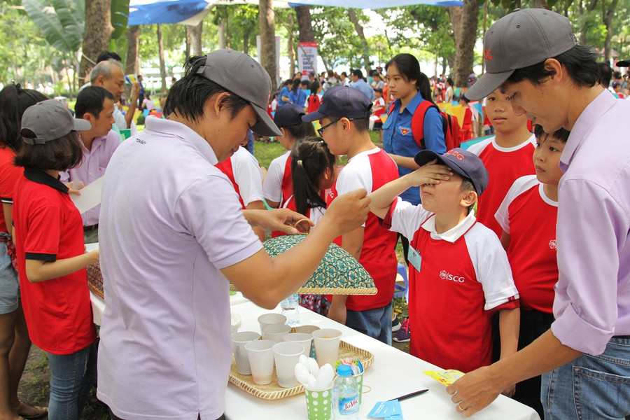 Các em học sinh đang tham gia một thử thách tại ngày hội
