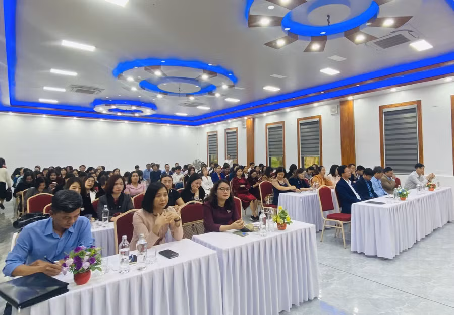 Hơn 100 đại biểu tham dự chương trình tập huấn.