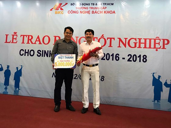 Tại lễ tốt nghiệp nhiều Doanh nghiệp ủng hộ tiền để tạo quỹ học bổng cho nhà trường nhằm hỗ trợ sinh viên khó khăn Tại lễ tốt nghiệp nhiều Doanh nghiệp ủng hộ tiền để tạo quỹ học bổng cho nhà trường nhằm hỗ trợ sinh viên khó khăn