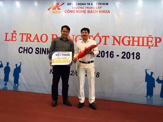 Tại lễ tốt nghiệp nhiều Doanh nghiệp ủng hộ tiền để tạo quỹ học bổng cho nhà trường nhằm hỗ trợ sinh viên khó khăn