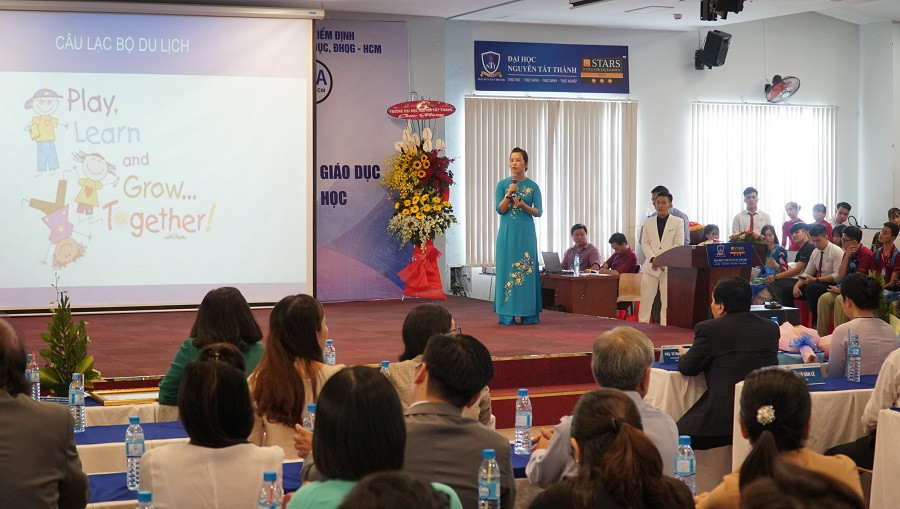 ThS Phan Thị Ngàn – Quyền Trưởng khoa Du lịch và Việt Nam học phát biểu tại lễ đón nhận chứng nhận đạt chuẩn kiểm định chất lượng