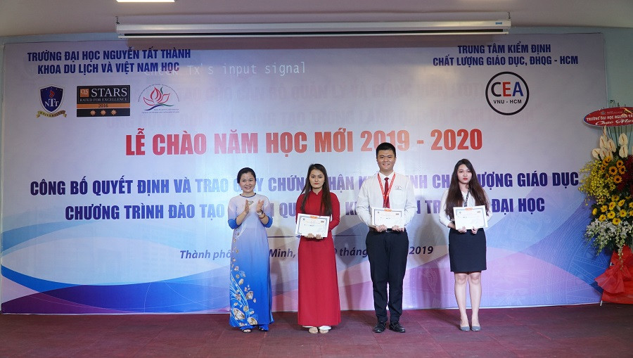 Trao giải cho sinh viên Khoa du lịch trong cuộc thi tài năng du lịch 2019