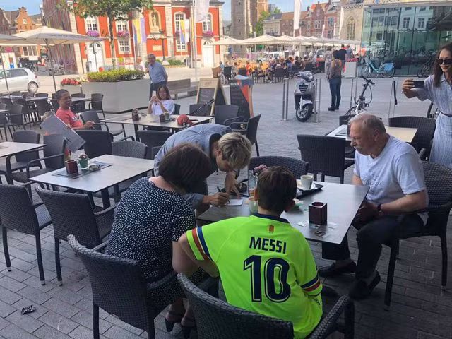 Công Phượng ký tặng CĐV Sint-Truidense