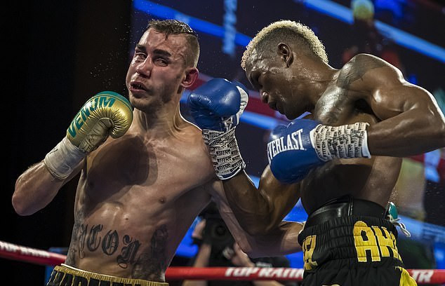 Dadashev (trái) liên tiếp bị đối thủ Matias tung các cú đấm trời giáng trúng vào đầu