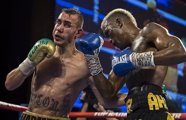 Dadashev (trái) liên tiếp bị đối thủ Matias tung các cú đấm trời giáng trúng vào đầu