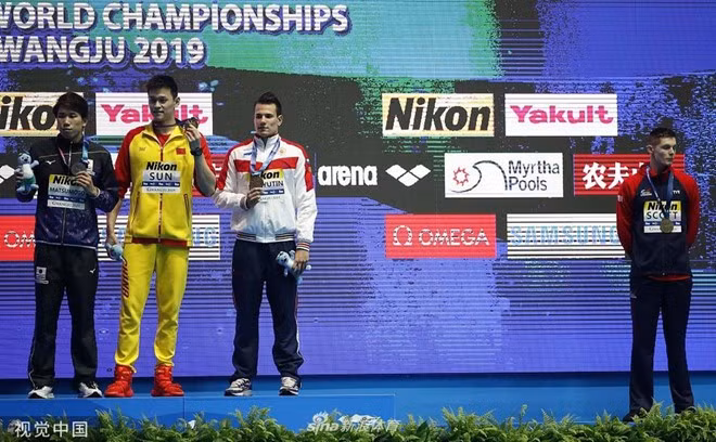 Duncan Scott cũng không đứng trên bục nhận giải khi Sun Yang giành HCV