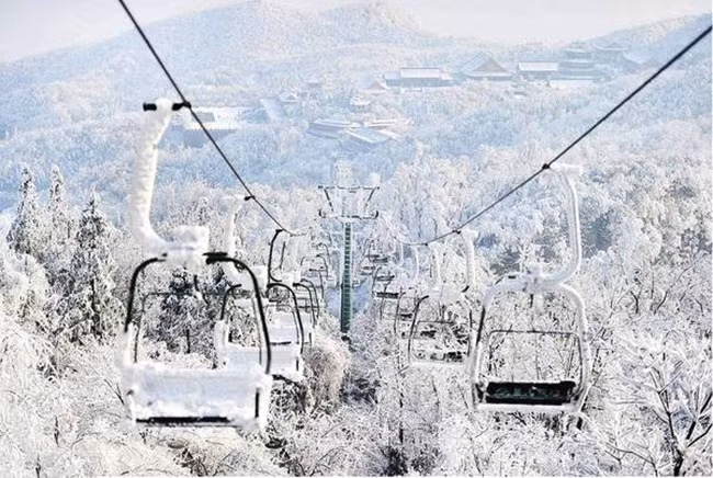 du khach phan khich truoc canh tuong bang tuyet phu trang truong gia gioi hinh anh 7