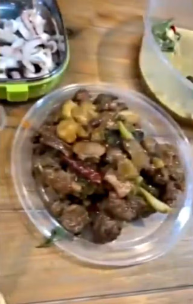 Bất ngờ tìm thấy hơn 40 con gián chết trong món vịt mua ở cửa hàng&nbsp; - 1