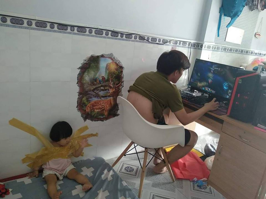 Vợ dặn trông con cẩn thận.