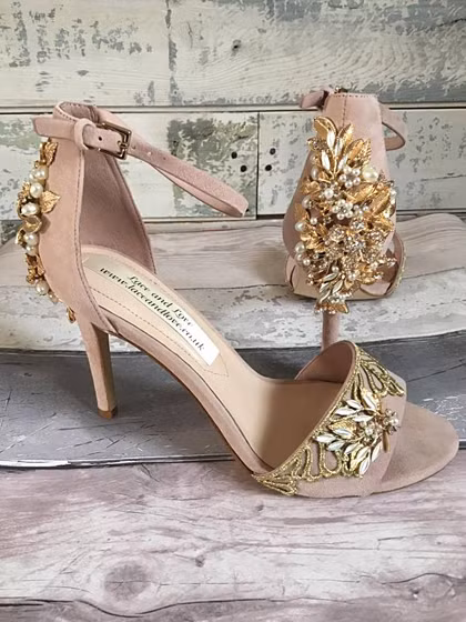 Khi chia sẻ hình ảnh đôi giày cưới đặc biệt, chị nhận được rất nhiều lời chúc tốt lành từ mọi người khắp thế giới. Ảnh:Lace and Love.