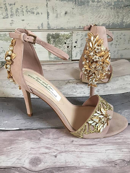 Khi chia sẻ hình ảnh đôi giày cưới đặc biệt, chị nhận được rất nhiều lời chúc tốt lành từ mọi người khắp thế giới. Ảnh: Lace and Love. Khi chia sẻ hình ảnh đôi giày cưới đặc biệt, chị nhận được rất nhiều lời chúc tốt lành từ mọi người khắp thế giới. Ảnh:Lace and Love.