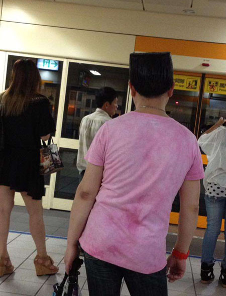 Ông Wu tuy đã gần 60 nhưng ăn mặc rất trẻ trung, thường kết hợp áo phông màu sáng với quần jeans. Ảnh: ETToday.