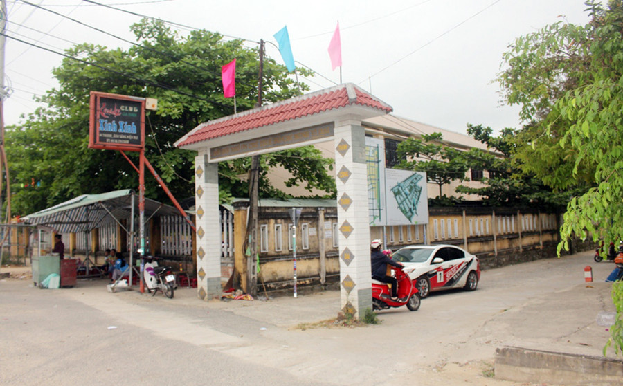 Cổng chào (trên đường Trần Hưng Đạo, đoạn qua khối phố Ngân Giang, phường Điện Ngọc, thị xã Điện Bàn, Quảng Nam) án ngữ giữa đường, gây cản trở giao thông Cổng chào (trên đường Trần Hưng Đạo, đoạn qua khối phố Ngân Giang, phường Điện Ngọc, thị xã Điện Bàn, Quảng Nam) án ngữ giữa đường, gây cản trở giao thông