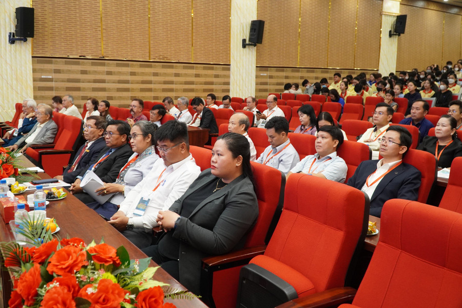Hội thảo do Trường ĐH Nam Cần Thơ tổ chức, với sự tham gia của hơn 100 đại biểu là lãnh đạo các trường CĐ, ĐH, nhà khoa học đến từ Lào, Philippines, Đức, Mỹ, Việt Nam. Hội thảo do Trường ĐH Nam Cần Thơ tổ chức, với sự tham gia của hơn 100 đại biểu là lãnh đạo các trường CĐ, ĐH, nhà khoa học đến từ Lào, Philippines, Đức, Mỹ, Việt Nam.