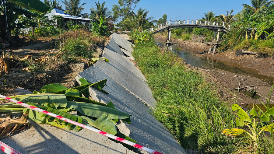 Tuyến lộ giao thông nông thôn bị sụt lún chờ khắc phục. Tuyến lộ giao thông nông thôn bị sụt lún chờ khắc phục.