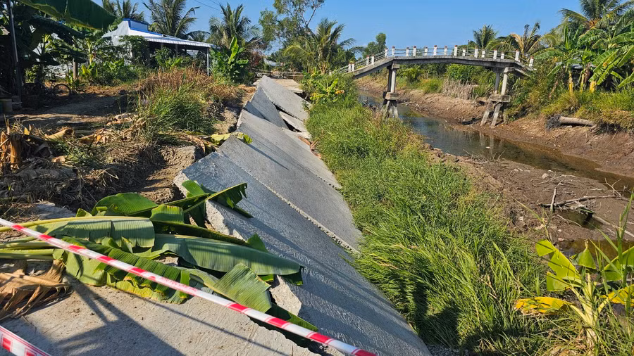 Tuyến lộ giao thông nông thôn bị sụt lún chờ khắc phục.