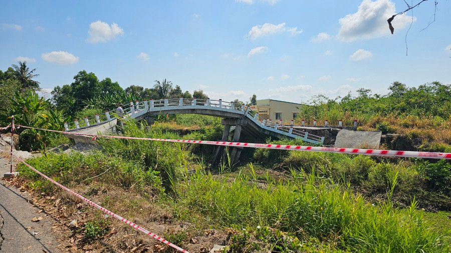 Cầu giao thông "chờ sập" do ảnh hưởng sụt lún. Cầu giao thông "chờ sập" do ảnh hưởng sụt lún.