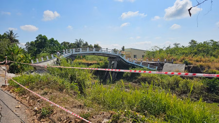 Cầu giao thông "chờ sập" do ảnh hưởng sụt lún.