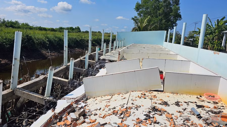 Nhà dân bị sụt lún gây thiệt hại nghiêm trọng.