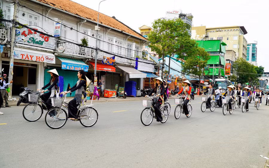 Du khách tham quan tại Bến Ninh Kiều, TP Cần Thơ.