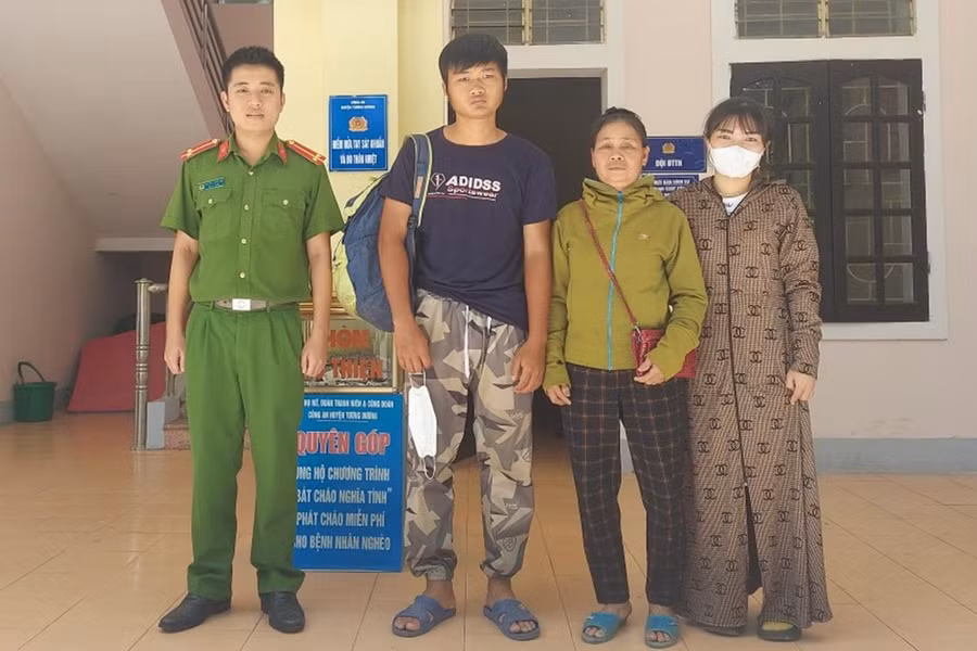 Công an huyện Tương Dương đưa anh Liễu về đoàn tụ với gia đình.