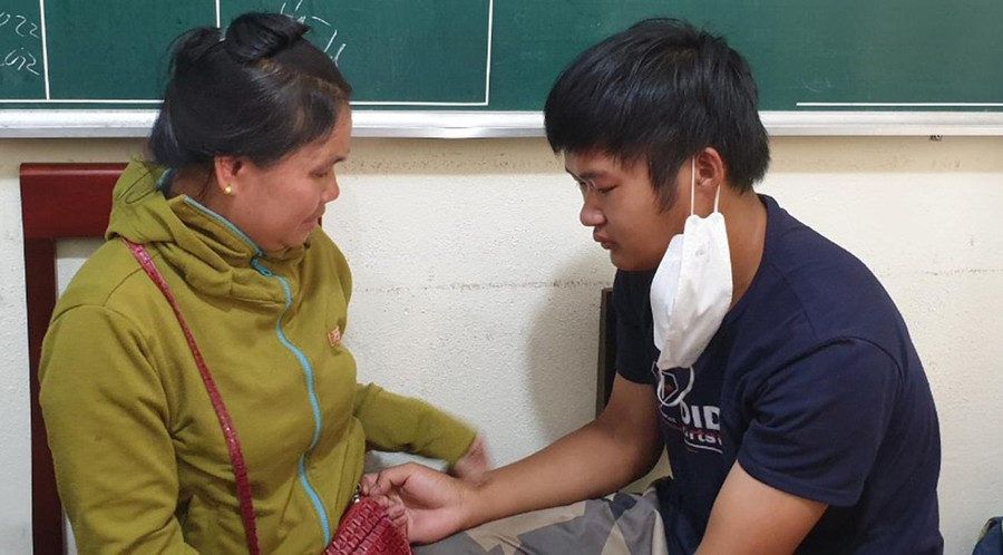 Giây phút đoàn tụ của hai bà cháu. Giây phút đoàn tụ của hai bà cháu.