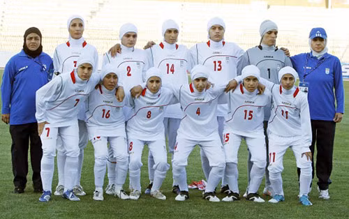 Pic 1: Đội tuyển bóng đá nữ quốc gia Iran. Ảnh: parstimes.com
