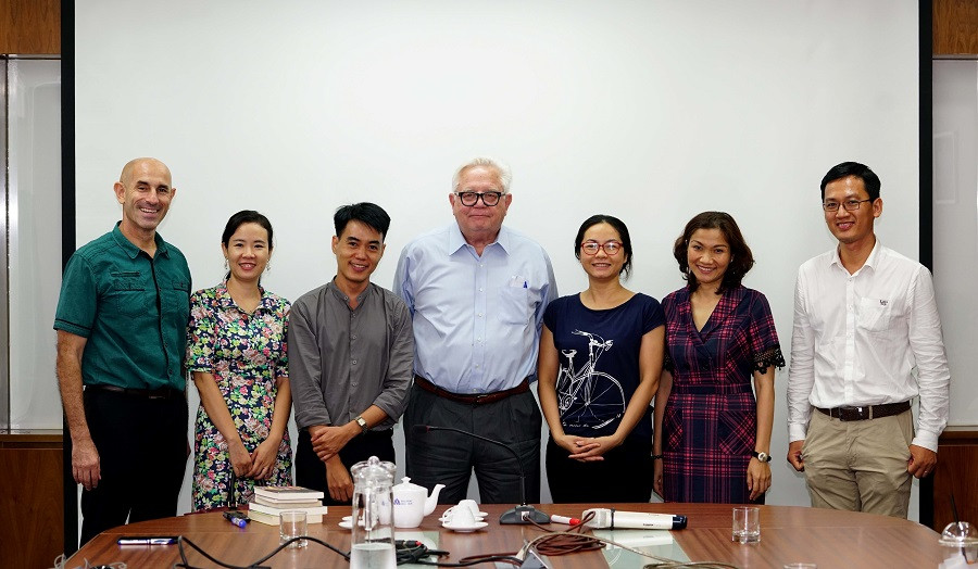 GS. James chụp hình kỉ niệm