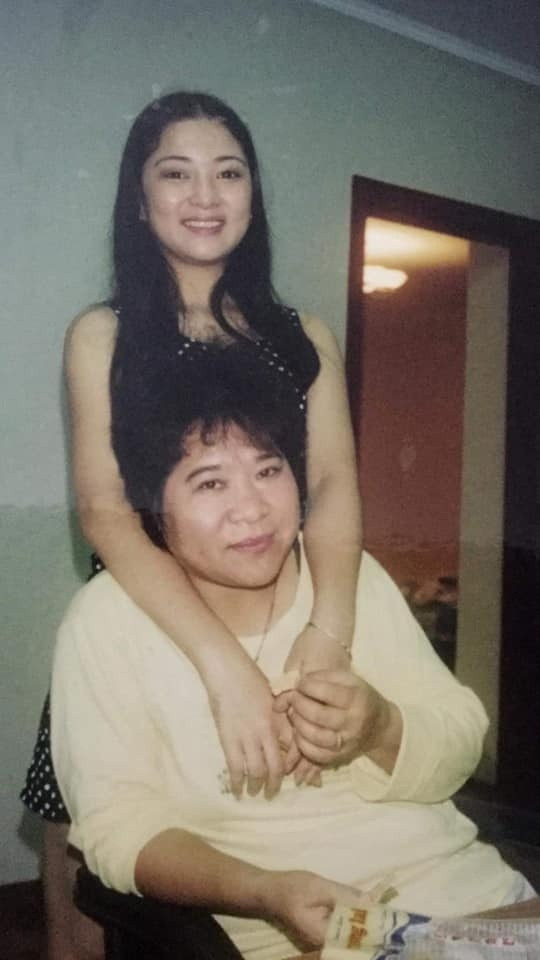 Ảnh hiếm của hoa hậu Nguyễn Thị Huyền: Ngủ gục sau đêm đăng quang mà vẫn xứng danh "quốc sắc" ảnh 2