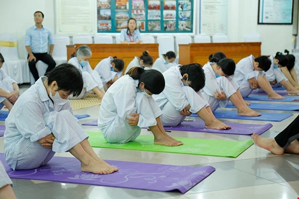 Người bệnh có thể tập Yoga, thiền mọi lúc, mọi nơi