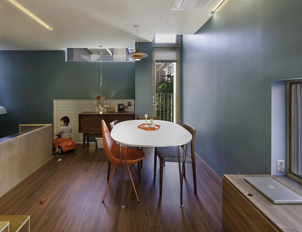 Nội thất được trang trí hiện đại, với bố cục tối giản về các hình khối cơ bản. Màu sơn tường là xanh nhạt, kết hợp nội thất màu trắng trang nhã.