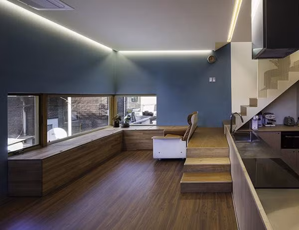 Không gian ánh sáng và hệ thống thông gió được thiết kế đa dạng. Tông màu xanh tươi sáng tạo nên những khung cảnh đầy màu sắc so với những ngôi nhà chỉ hướng đến sự sang trọng bằng cách sử dụng tông trắng chủ đạo.