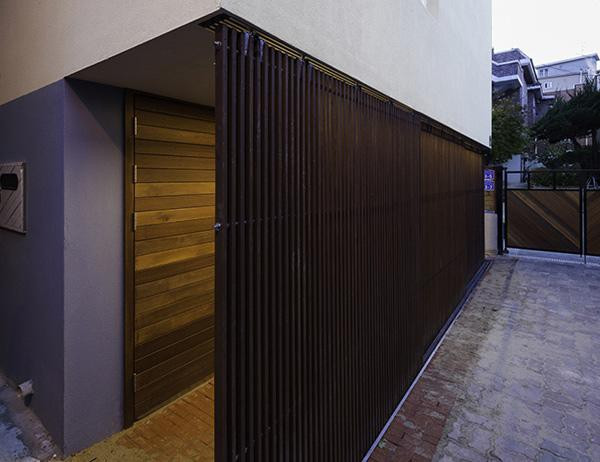 Các song cửa kiên cố đảm bảo an ninh cho ngôi nhà.