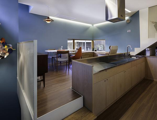 Bàn ăn đặt ngay gần phòng bếp tạo ra không gian thưởng thức bữa ăn đẹp và tiện nghi cho gia đình