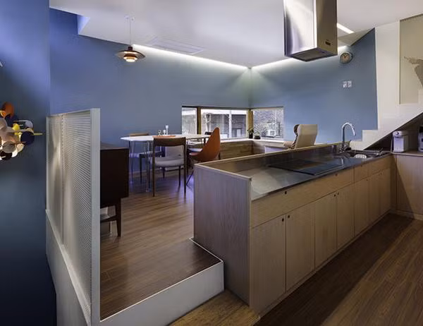 Bàn ăn đặt ngay gần phòng bếp tạo ra không gian thưởng thức bữa ăn đẹp và tiện nghi cho gia đình