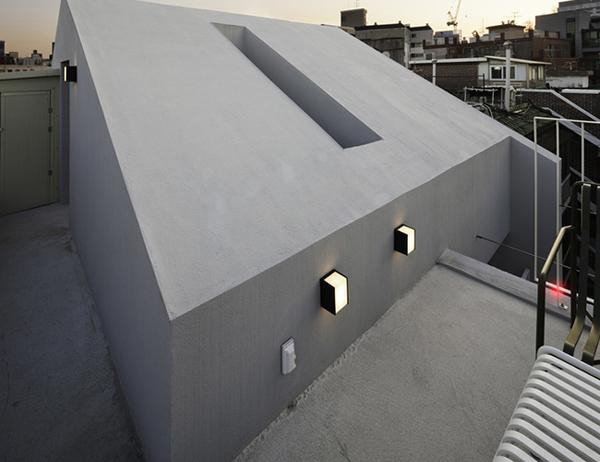 Mái nhà rất dốc giúp thoát nước mưa một cách nhanh chóng.