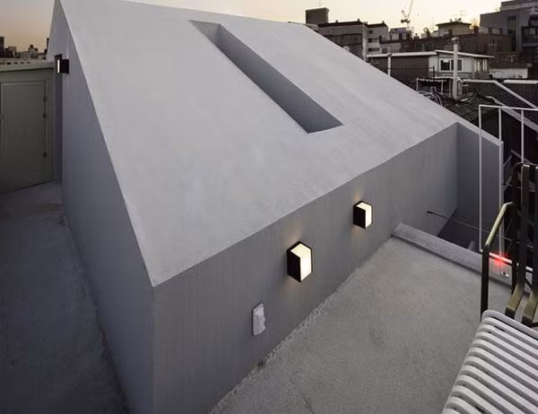 Mái nhà rất dốc giúp thoát nước mưa một cách nhanh chóng.