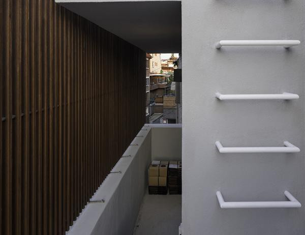 Ngôi nhà bắt mắt hơn với nước sơn trắng kết hợp cùng những lớp gỗ tối giản.