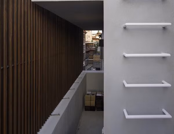 Ngôi nhà bắt mắt hơn với nước sơn trắng kết hợp cùng những lớp gỗ tối giản.