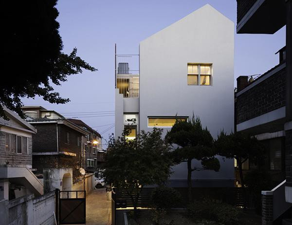 Căn nhà nổi bật giữa không gian phố cổ truyền thống có phần chật hẹp.