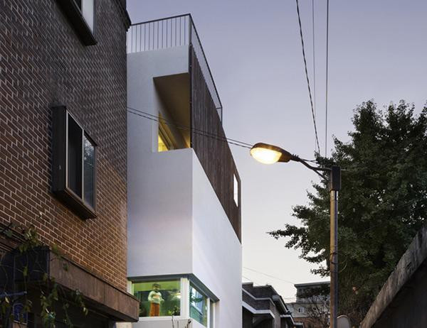 Khu phố ngõ nhỏ với các ngôi nhà liền kề nhau. Không gian được tối đa hóa khi nâng chiều cao trần nhà thông qua việc quy hoạch tầng 1 thấp hơn 1m so với mặt đất.