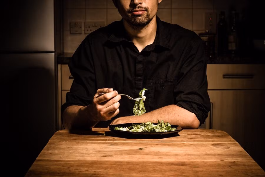 Tại sao bạn không nên ăn một mình? ảnh 1