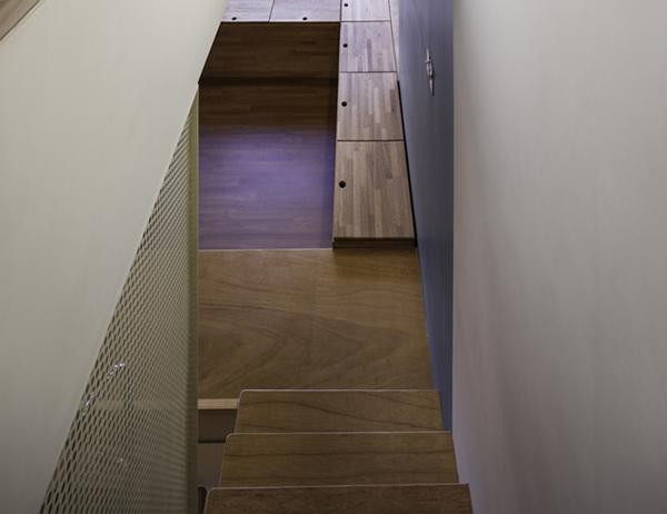 Kệ kê sát tường là giải pháp hoàn hảo cho không gian nhà không quá lớn.