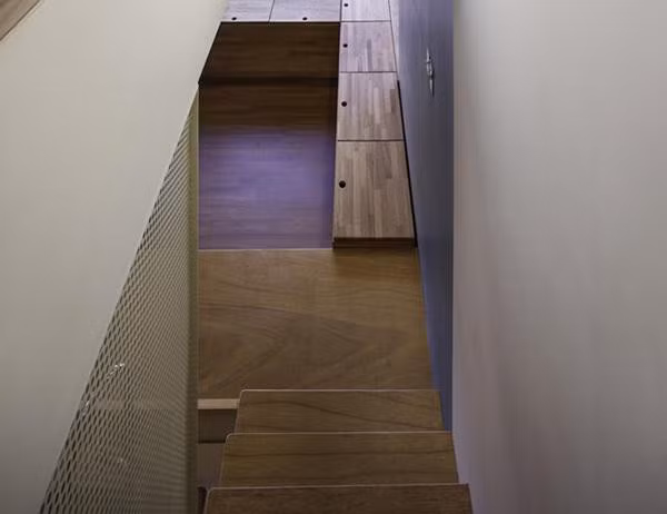 Kệ kê sát tường là giải pháp hoàn hảo cho không gian nhà không quá lớn.