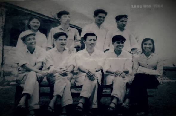 Cô Chí - người ngồi đầu tiên bên phải của hàng thứ nhất- cùng đồng nghiệp