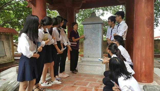 Cô Chí giới thiệu với HS về văn bia được tìm thấy tại trường THPT Trần Phú