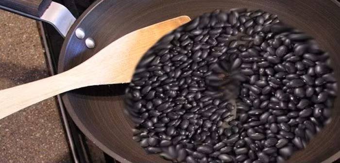 Bí quyết trẻ lâu của phụ nữ Nhật Bản là uống nước đậu đen rang theo cách này mỗi ngày ảnh 3